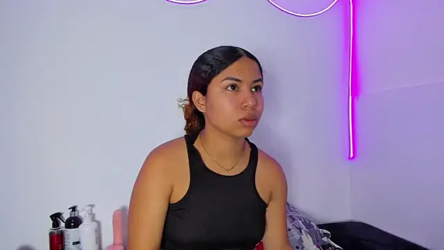 MELINAMARTINS online show from February 4, 8:48 pm