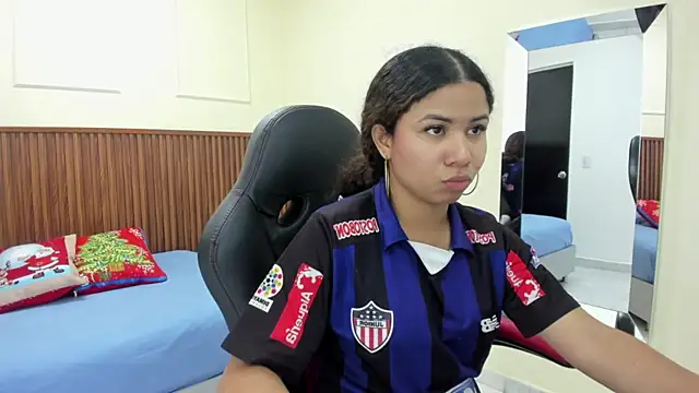 MELINAMARTINS online show from December 16, 7:29 pm