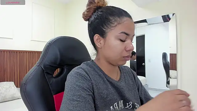 MELINAMARTINS online show from November 5, 7:39 pm