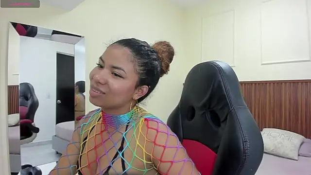 MELINAMARTINS online show from November 6, 7:40 pm