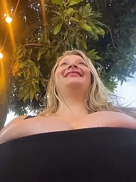 Snapshot of aurora_coldd chatting on November 11, 10:37 pm aurora coldd online show from November 11, 10:37 pm