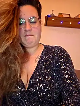 justtess online show from December 13, 8:15 pm