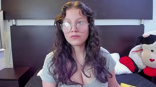 Snapshot of Marii_18 chatting on March 18, 3:45 am Marii 18 online show from March 18, 3:45 am