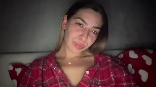 Snapshot of sarrah_rossy chatting on October 21, 8:52 pm sarrah rossy online show from October 21, 8:52 pm