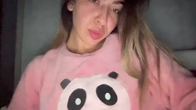 Snapshot of sarrah_rossy chatting on October 27, 10:33 pm sarrah rossy online show from October 27, 10:33 pm