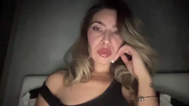 Snapshot of sarrah_rossy chatting on October 17, 9:49 pm sarrah rossy online show from October 17, 9:49 pm