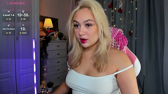 Snapshot of _Loneve__ chatting on February 19, 3:53 pm Loneve online show from February 19, 3:53 pm