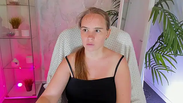 Snapshot of Lika_0ne chatting on July 21, 12:06 pm Lika 0ne online show from July 21, 12:06 pm