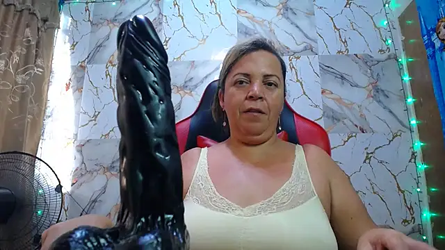 Snapshot of alina_maturehot chatting on November 6, 8:24 pm alina maturehot online show from November 6, 8:24 pm