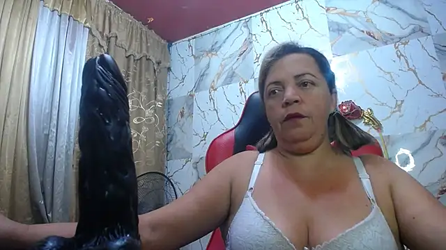 Snapshot of alina_maturehot chatting on November 18, 8:17 am alina maturehot online show from November 18, 8:17 am