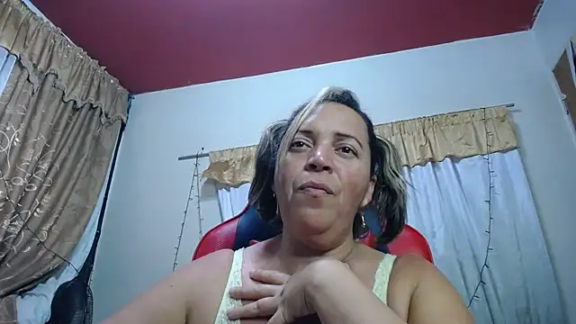 Snapshot of alina_maturehot chatting on October 4, 11:06 pm alina maturehot online show from October 4, 11:06 pm