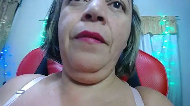 Snapshot of alina_maturehot chatting on October 8, 8:38 am alina maturehot online show from October 8, 8:38 am