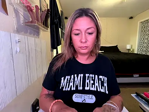 Snapshot of bossyroxy84 chatting on September 23, 8:38 pm bossyroxy84 online show from September 23, 8:38 pm