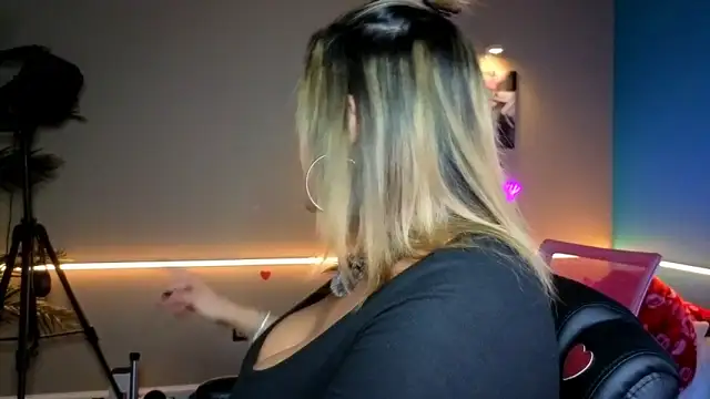 bossyroxy84 online show from February 23, 4:47 am