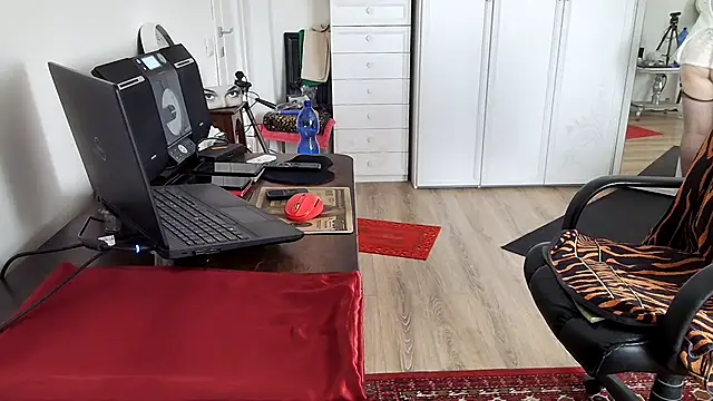 Chanel Noire online show from March 17, 1:47 pm