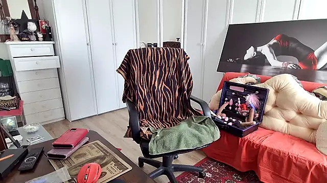 Chanel Noire online show from April 3, 12:55 pm