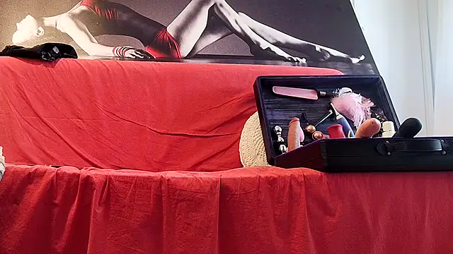 Chanel Noire online show from February 5, 2:02 pm