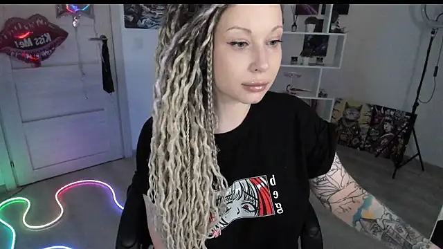 HoneySallyMoore online show from April 4, 8:04 pm