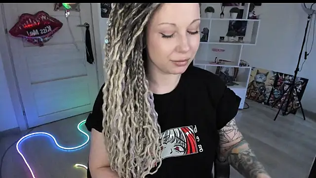 HoneySallyMoore online show from April 18, 9:00 am