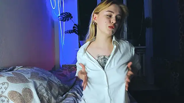 Alexa Pirs online show from February 22, 8:42 pm