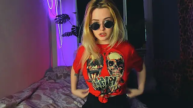 Alexa Pirs online show from March 22, 2:36 pm