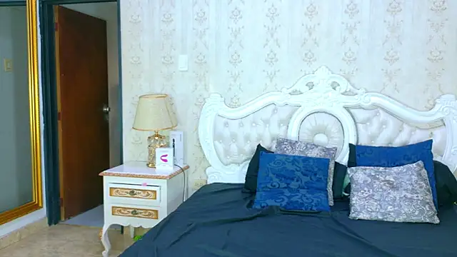 TianahGlow online show from October 31, 9:00 pm