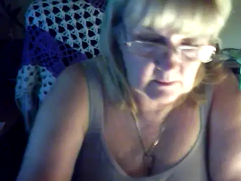 Snapshot of Violet5364 chatting on March 10, 9:51 pm Violet5364 online show from March 10, 9:51 pm