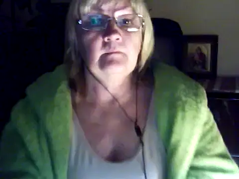 Snapshot of Violet5364 chatting on November 6, 9:08 pm Violet5364 online show from November 6, 9:08 pm