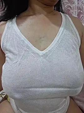 Snapshot of Jassi_Does chatting on February 14, 8:53 pm Jassi Does online show from February 14, 8:53 pm