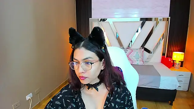 Snapshot of Cristin_Petite chatting on February 17, 6:39 pm Cristin Petite online show from February 17, 6:39 pm