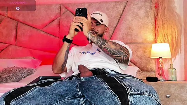 Snapshot of DickGriffith_ chatting on November 9, 10:47 pm DickGriffith online show from November 9, 10:47 pm