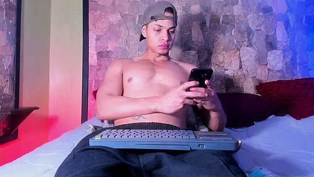 Snapshot of RyanGreys chatting on February 20, 11:53 am RyanGreys online show from February 20, 11:53 am