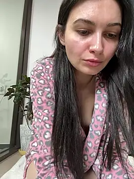 lunalovelee online show from February 12, 1:55 pm