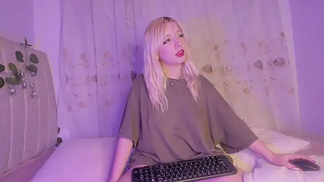 Snapshot of purplelilith3 chatting on September 28, 10:22 am purplelilith3 online show from September 28, 10:22 am