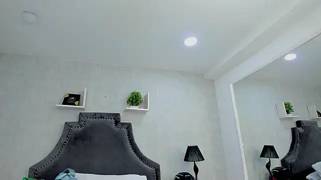 Snapshot of EmiliaRose_ chatting on November 28, 8:53 pm EmiliaRose online show from November 28, 8:53 pm