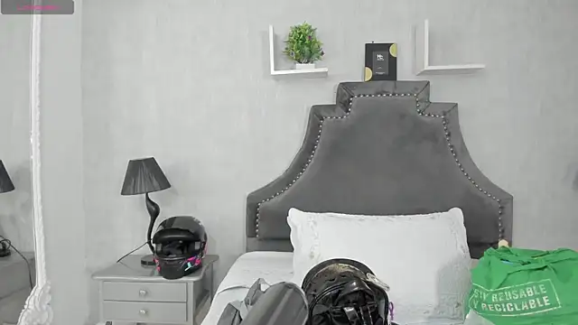 Snapshot of EmiliaRose_ chatting on November 14, 9:18 pm EmiliaRose online show from November 14, 9:18 pm