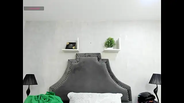 Snapshot of EmiliaRose_ chatting on November 21, 9:03 pm EmiliaRose online show from November 21, 9:03 pm