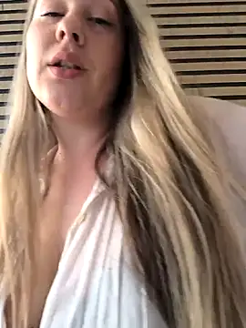 Snapshot of Mona_Plus chatting on February 19, 11:18 am Mona Plus online show from February 19, 11:18 am