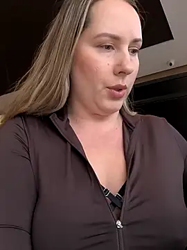 Snapshot of Mona_Plus chatting on February 8, 10:13 am Mona Plus online show from February 8, 10:13 am