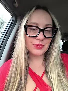 Snapshot of Mona_Plus chatting on December 19, 8:17 am Mona Plus online show from December 19, 8:17 am