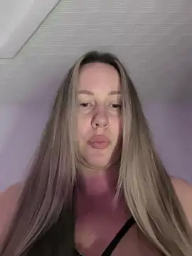 Snapshot of Mona_Plus chatting on January 5, 6:00 pm Mona Plus online show from January 5, 6:00 pm