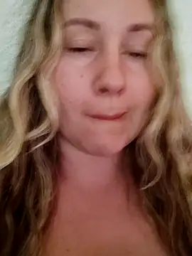 Snapshot of Mona_Plus chatting on March 11, 7:24 am Mona Plus online show from March 11, 7:24 am