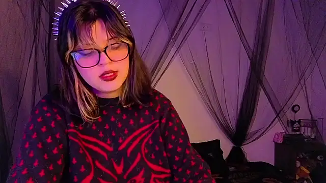 Snapshot of scarleth_shadow chatting on October 27, 12:11 am scarleth shadow online show from October 27, 12:11 am