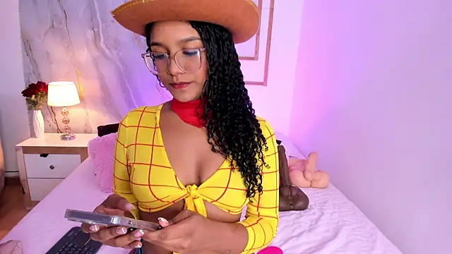 KylieGomeez online show from October 31, 8:38 pm