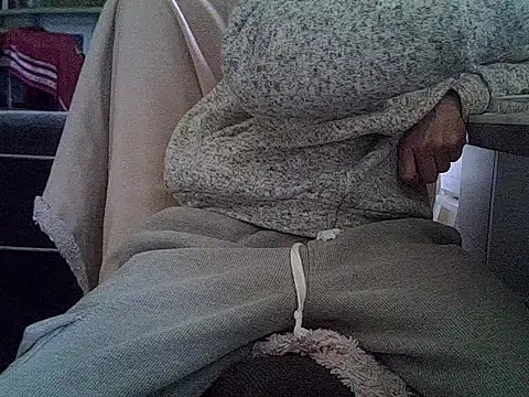 Snapshot of createur34 chatting on December 4, 1:21 pm createur34 online show from December 4, 1:21 pm