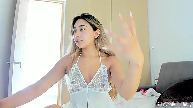 Hornyholly   online show from March 13, 9:20 pm