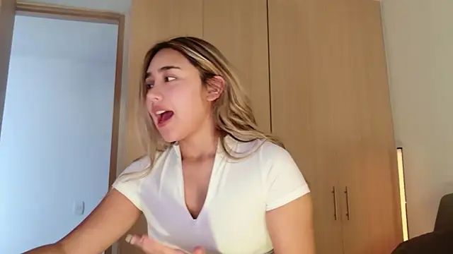 Hornyholly   online show from May 29, 5:08 pm