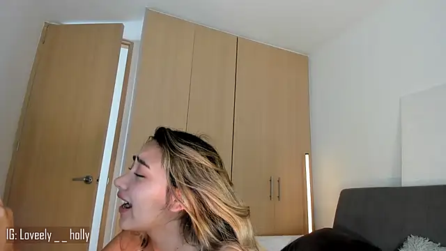 Hornyholly   online show from March 28, 6:42 pm