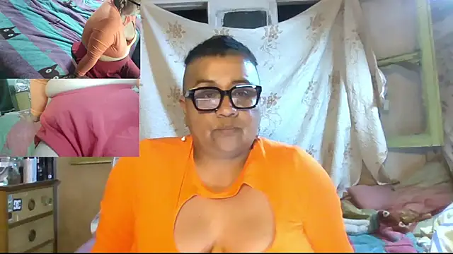 Snapshot of erinadarling79 chatting on October 18, 1:40 am erinadarling79 online show from October 18, 1:40 am