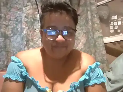 Snapshot of erinadarling79 chatting on February 18, 11:52 pm erinadarling79 online show from February 18, 11:52 pm